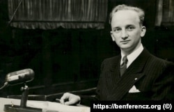 27-річний Бенджамін Ференц під час трибуналу в Нюрнберзі. На трибуналі він представляв сторону обвинувачення у справі айнзацгруп, 1947 рік