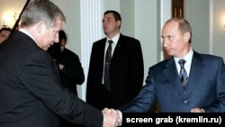 Vladimir Putin 1990-yillarda Sankt-Peterburg meriyasida ishlagan. 