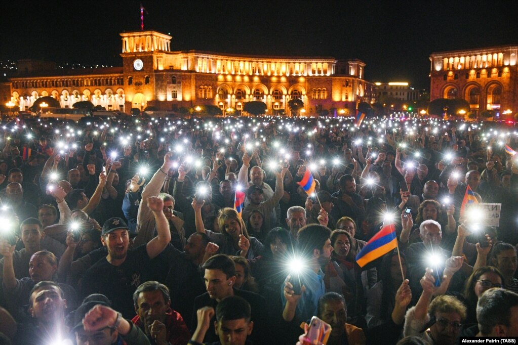 Protestuesit në sheshin qendror të Republikës së Jerevanit ndezin dritat e telefonave të tyre gjatë një proteste antiqeveritare më 17 maj. Pashinian është zotuar të mos nënshkruajë asnjë marrëveshje paqeje me Bakunë, pa u konsultuar më parë me armenët etnikë që jetojnë aktualisht në Nagorno-Karabak.