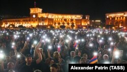 Armenia - Opposition supporters march through Republic Square in Yerevan, May 17, 2022.