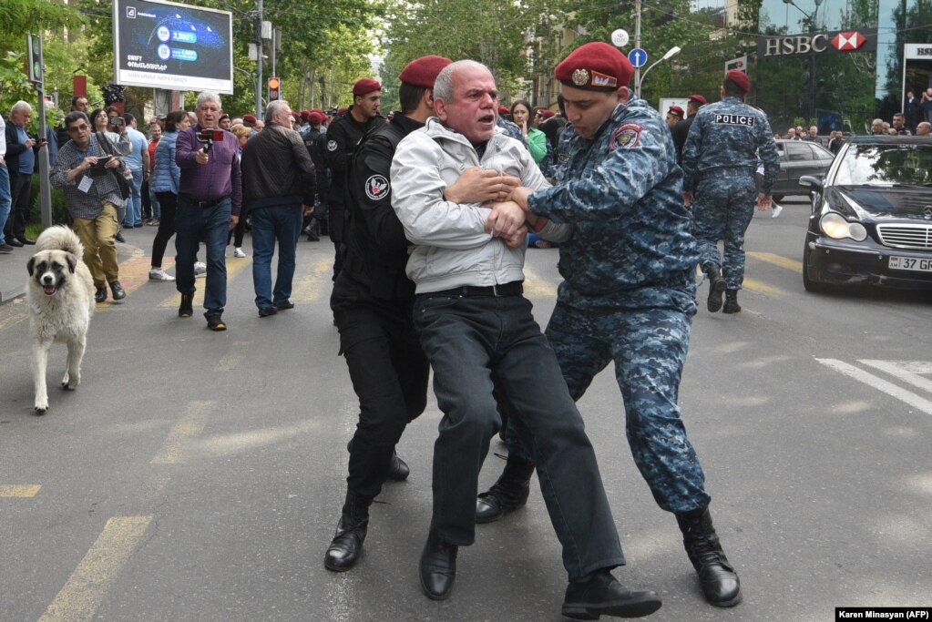 Policia duke tërhequr një protestues më 18 maj. Taktikat aktuale të aktivistëve antiqeveritarë, të cilat përfshijnë bllokimin e trafikut në qendër të qytetit, janë pothuajse identike me ato të përdorura nga mbështetësit e Pashinianit më 2018. Pashinian ishte një figurë opozitare para se të merrte pushtetin mbështetur nga protestat në rrugë katër vjet më parë.