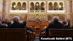 Orbán Viktor miniszterelnök beszédet mond, miután ötödik kormányának tagjai esküt tettek az Országgyűlés plenáris ülésén 2022. május 24-én. Mögötte Kövér László házelnök