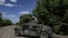 Українські військовослужбовці рухаються на передову на блокпосту, 23 травня 2022 року