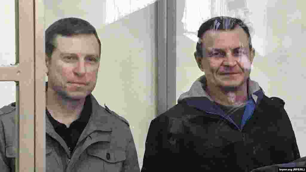 &quot;Ukrayin diversantları davasınıñ&quot; figurantlarından biri Volodımır Dudkağa (sağ taraftan) bir çoq hastalığı olğanına baqmadan tibbiy yardım kösterilmey