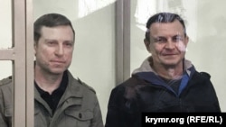 Володимир Дудка (праворуч) і Олексій Бессарабов (ліворуч) на суді в Севастополі