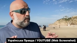 Тимур Міндіч дає інтерв’ю в Ізраїлі журналісту «Української правди» Михайлу Ткачу (архівне фото)