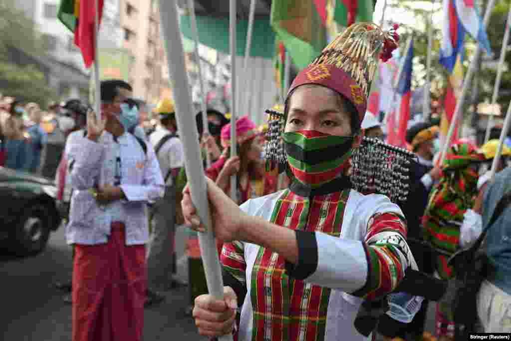 Az elmúlt hétvégén is folytatódtak a tüntetések Mianmarban. A tömeg a&nbsp;február 1-jei katonai puccs ellen tiltakozik, és annak ellenére kitart, hogy már legkevesebb ketten életüket vesztették.