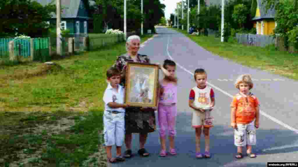 Апошнімі пілігрымаў сустракалі жыхары Даўгінава