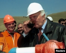 ედუარდ შევარდნაძე კახეთში, „ფრონტერის“ მიერ ტარიბანის ველზე პირველი ჭაბურღილის ბურღვის დაწყების აღსანიშნავად გამართულ ღონისძიებაზე. 2000 წლის 2 აპრილი