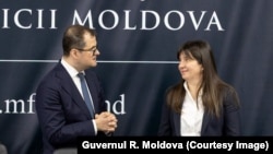 Premierul Vasile Tofan și ministra Finanțelor, Victoria Belous, autorii actualei rectificări bugetare, într-o fotografie din 22 iulie 2026, când Belous prelua mandatul de ministră