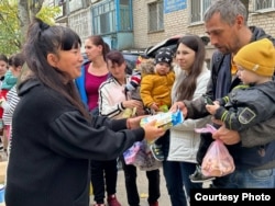 Әнші Назгүл Шүкеева соғыстан зардап шеккен тұрғындарға гуманитарлық көмек таратып жатыр