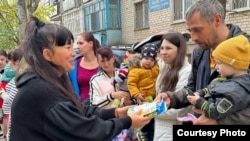 Певица Назгуль Шукаева раздаёт гуманитарную помощь пострадавшим от войны