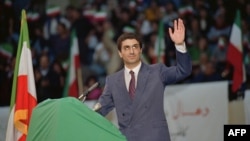  Реза Пахлави приказва за проектите си да сплоти всички иранци в опит да освободи Иран от ръководството на аятолах Хомейни и неговия теократичен режим във Вашингтон, 14 февруари 1989 година 