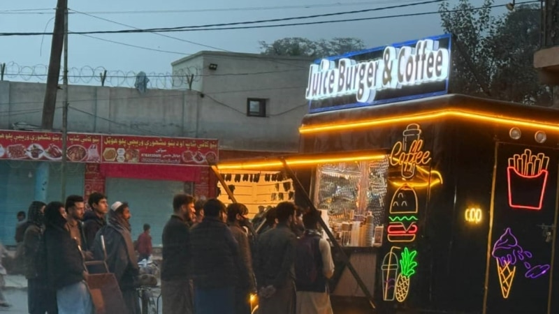 یو ځوان په جلال اباد کې، ګرځنده کافي شاپ جوړ کړی