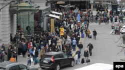 Полиция эвакуирует людей с места вероятного теракта в центре Стокгольма. 7 апреля 2017 года.
