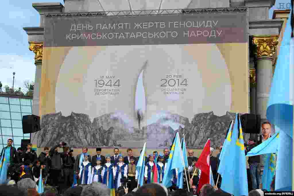 Qırımtatar sürgünligi qurbanlarını añma künü Kyivdeki Mustaqillik Meydanında