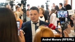 Ministrul Sănătății, Alexandru Gasnaș, în fața jurnaliștilor, pe holul Parlamentului, în ziua în care a fost votat guvernul din care face parte, 21 iulie 2026