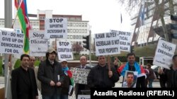 Aksiya iştirakçıları Azərbaycan, ingilis, alman və fransız dillərində müxtəlif şüarlar səsləndirib, bəyanat yayıblar
