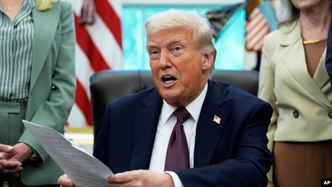 Presidenti Trump në zyrën e tij. Foto nga arkivi.