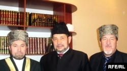 Tatarstan Mufti Gosman Iskhaki (center) with other religious leaders in January 2010.