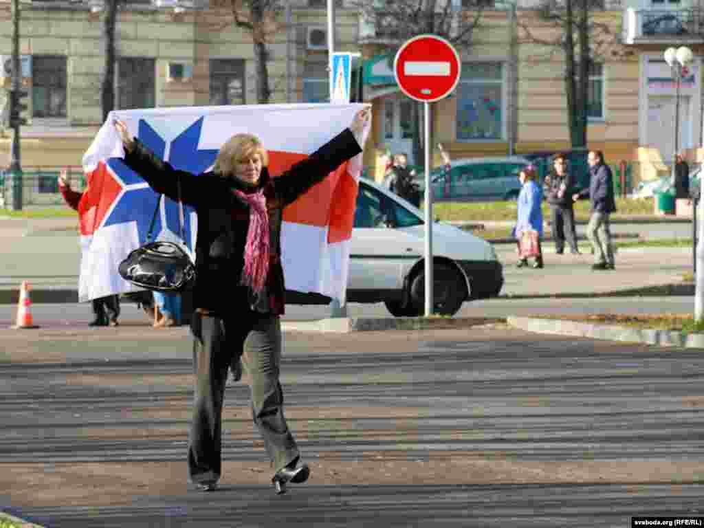 Першыя бел-чырвона-белыя сьцягі зьявіліся задоўга да пачатку акцыі