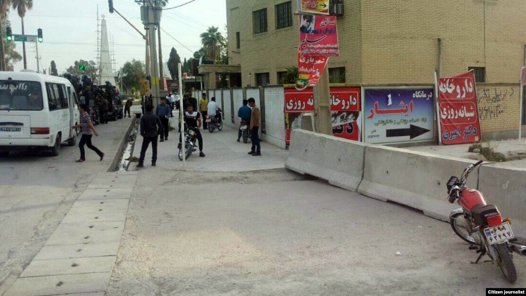 نیروهای ویژه پلیس ساعتی پس از حادثه تیراندازی در ممسنی، در یکی از مناطق شهر. تصویر ارسالی یکی از شهروندان روزنامه‌نگار
