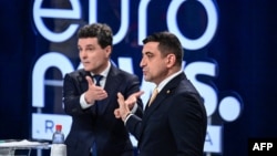 Candidații prezidențiali din România, Nicușor Dan (stânga), și George Simion, în timpul unei dezbateri-maraton la Euronews România, care a durat 4 ore, pe 7 mai 