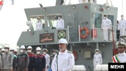 دریادار حسین خانزادی، فرمانده نیروی دریایی ارتش، در مراسم الحاق ناوشکن دنا و ناو مین‌شکار شاهین به نیروی دریایی ارتش