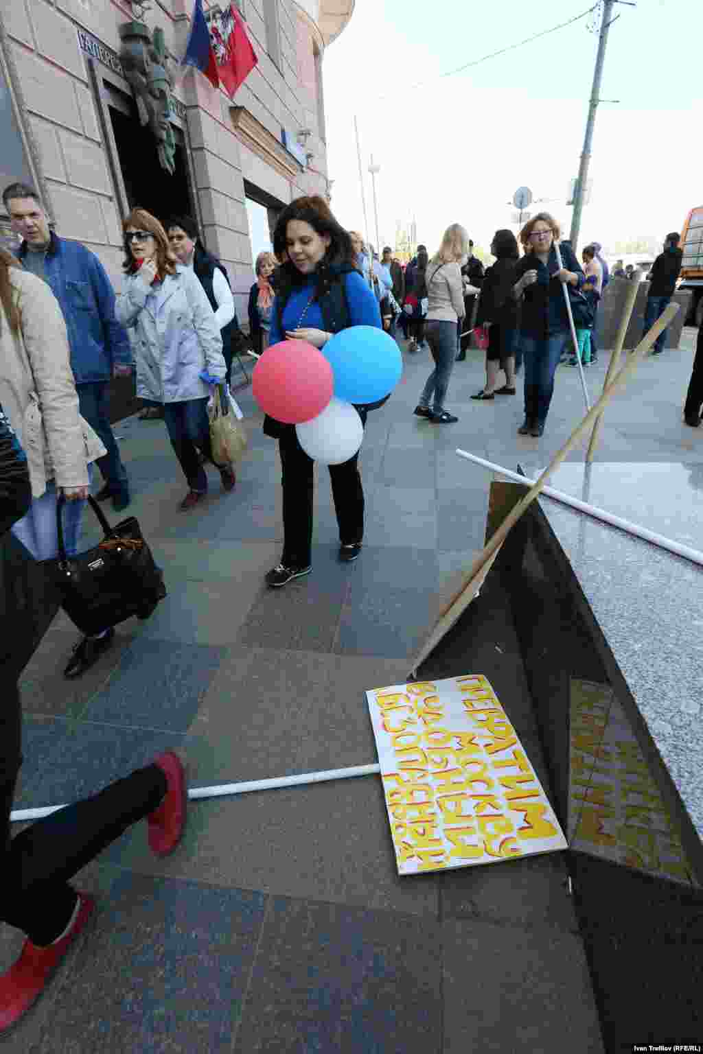 &quot;Превратим Москву в удобный, безопасный город&quot;. Выброшенный плакат