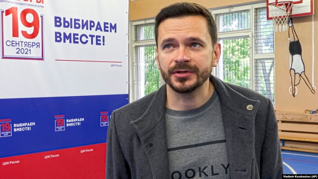 Ilya Yashin speaks with the Associated Press at a polling station during parliamentary elections in Moscow in September 2021.