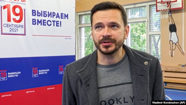 Ilya Yashin speaks with the Associated Press at a polling station during parliamentary elections in Moscow in September 2021.