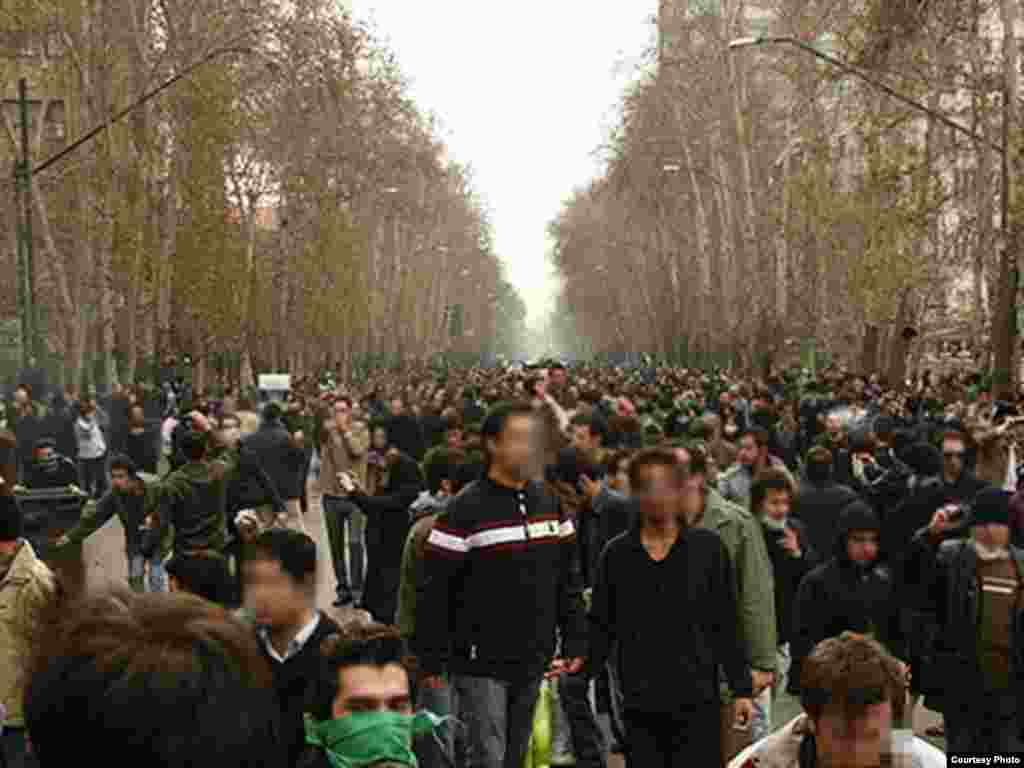 Iran -- Iranian opposition supporters in antigovernment protest on Ashora (Ashura) day  in Tehran, 27Dec2009 - Photo by Dara (Use only with Photographer's name