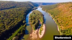 Зокрема, рятувальники попереджають про підйом рівня води на лівих притоках Дністра у Тернопільській, Хмельницькій та Вінницькій областях