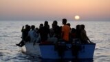 Disa migrantë në ujërat ndërkombëtarë duke pritur një anije gjermane për t'i shpëtuar. Fotografi ilustruese nga arkivi.