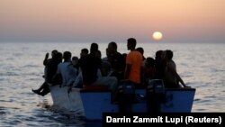 Migranti čekaju da ih spasi posada njemačke nevladine organizacije broda Sea-Watch 3 u međunarodnim vodama kod obale Libije, 30. jula 2021. REUTERS/Darrin Zammit Lupi