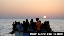 Мигранты ждут в лодке у побережья Ливии, чтобы их спасла команда корабля одной немецкой неправительственной организации. 30 июля 2021 года