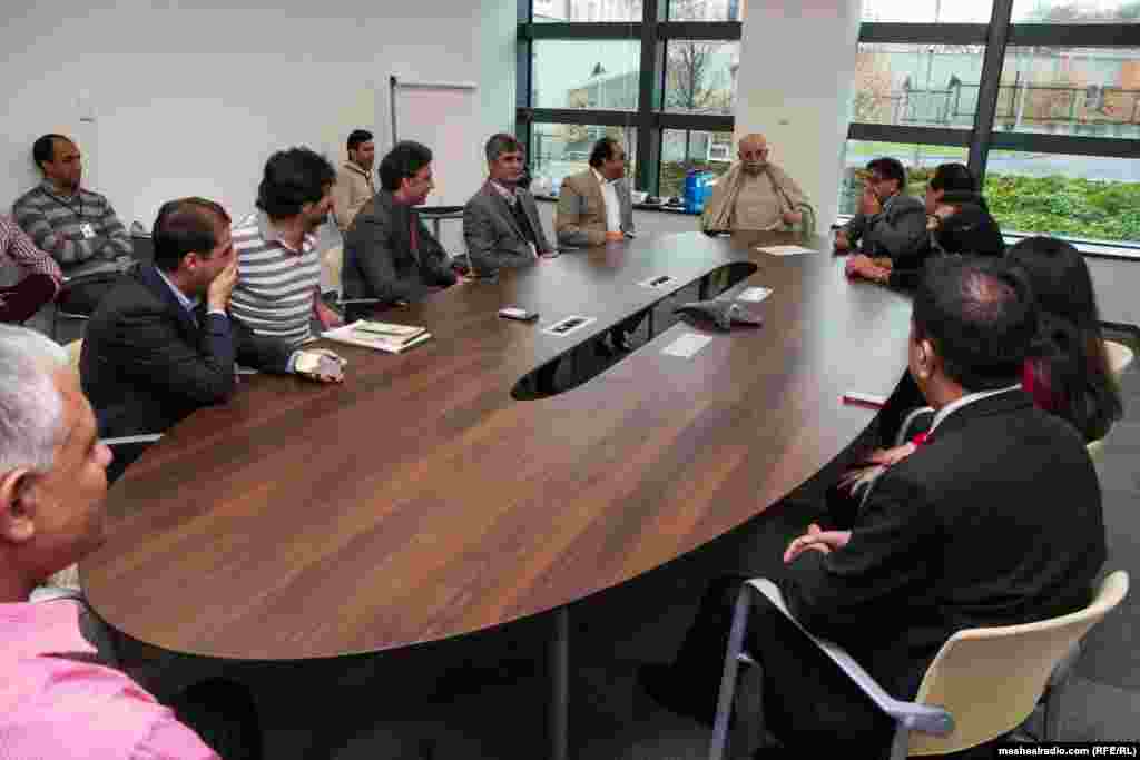 محمود خان اڅکزی د ازادۍ او مشال راډيو له همکارانو سره 