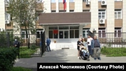  Протестующие против работы угольного разреза вышли к зданию суда в Новокузнецке, где пройдет суд над задержанным журналистом