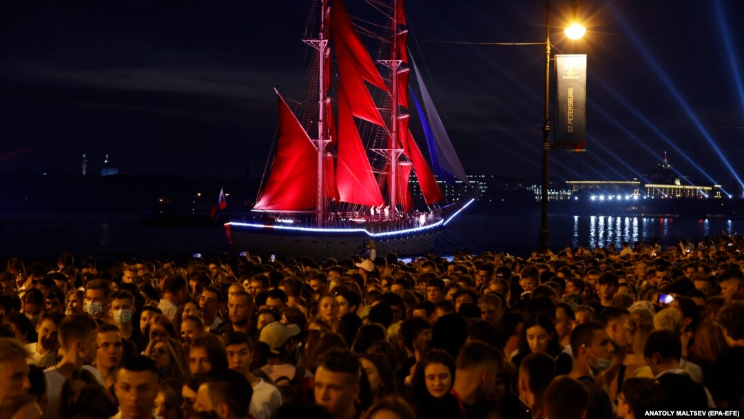 Mii de oameni, fără măști, au participat la evenimentele publice din 26 iunie din Sankt Petersburg.