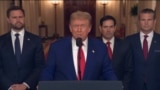 Доналд Трамп ҳангоми суханронӣ дар Кохи Сафед.