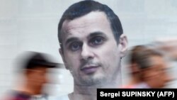 Detaliu de pe un afși de susținere a regiorului Oleg Sențov.