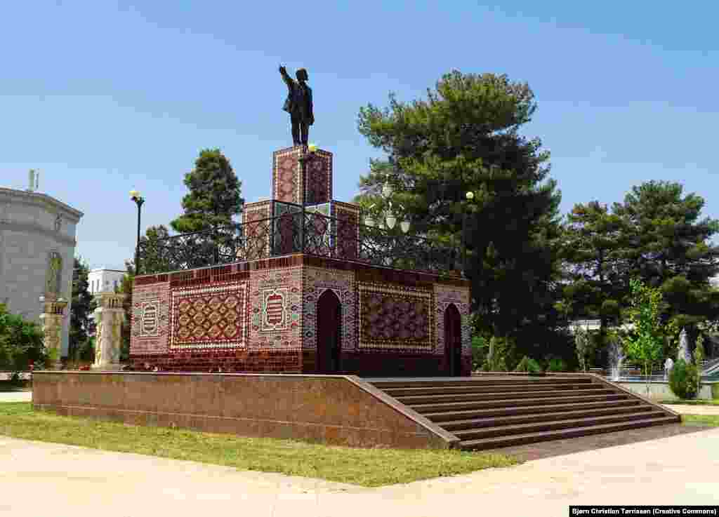 Ashgabat, Turkmenistan: Lenin looking rather like a lonely groom on a Central Asian cake.