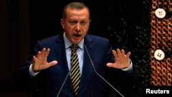 Թուրքիայի վարչապետ Ռեջեփ Էրդողանը կոռուպցիոն սկանդալի կապակցությամբ ելույթ է ունենում իշխող «Արդարություն և զարգացում» կուսակցությունում, դեկտեմբեր, 2013թ․