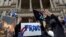 Сторонники президента Трампа с плакатами "Подлог" в штате Мичиган 8 ноября 2020, когда Джо Байден был объявлен избранным президентом
