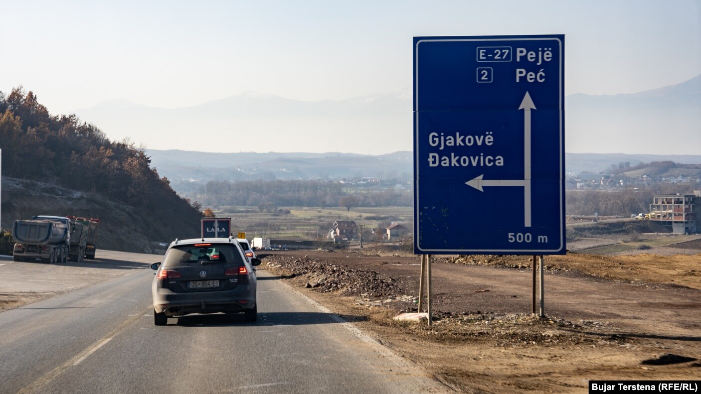 Një tabelë komunikacioni ku tregon drejtimin e qytetit të Pejës, ndërsa anash shihet traseja ku do të ndërtohet magjistralja.