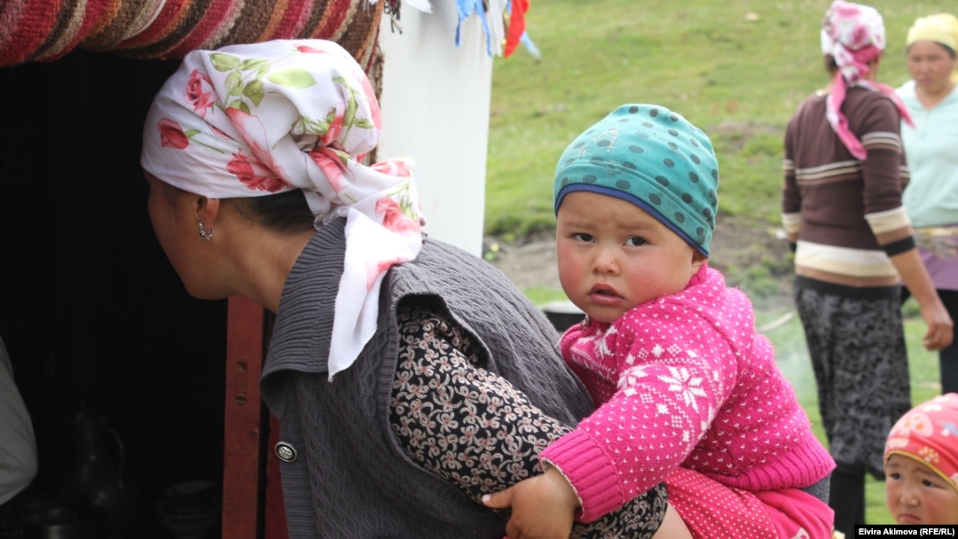 Ауыздағы әтеш доптарға дейін бейне