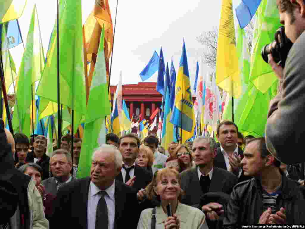 О 17.00 прихильники інших опозиційних сил провели іншу антиурядову акцію протесту.