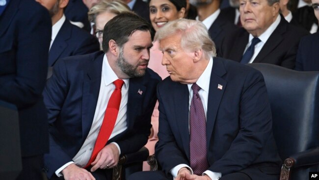 Дональд Трамп та його кандидат у віце-президенти Джей Ді Венс в ротонді Капітолію США незадовго до інавгурації 47-го президента США та 50-го віце-президента США
