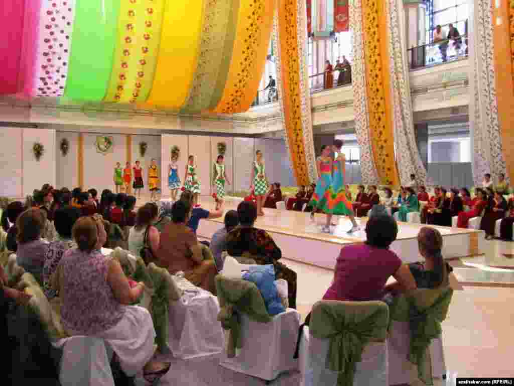 3-nji iýunda Aşgabatda “Türkmenistanyň dokma senagatynyň Garaşsyzlyk ýyllarynda ýeten sepgitleri we geljegi” atly dokma önümleriniň halkara sergisi açyldy. 