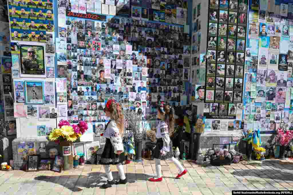 Діти йдуть на Великоднє богослужіння до Свято-Михайлівського Золотоверхого монастиря повз Стіну пам'яті полеглих захисників України. Київ, 20 квітня 2025 року